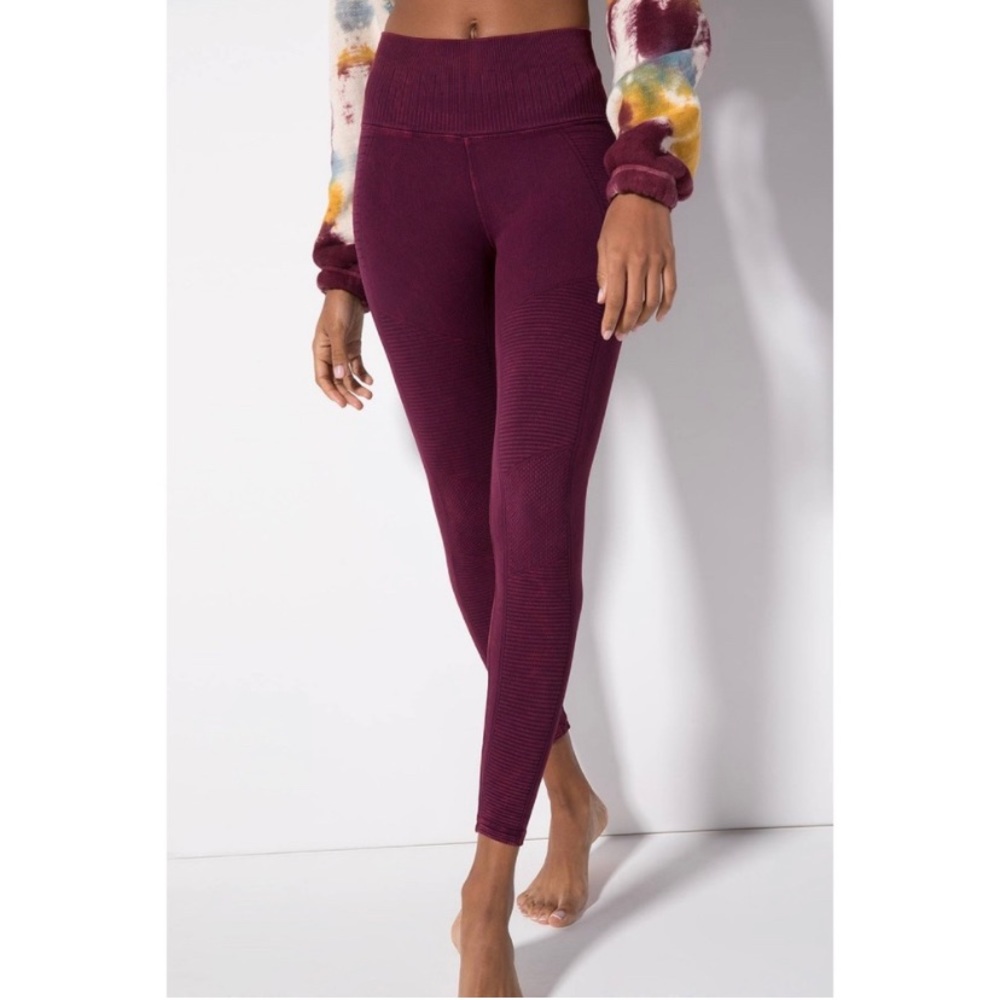 Avocado Mid Rise Phoenix Fire Legging in Vintage Açaí xs/s